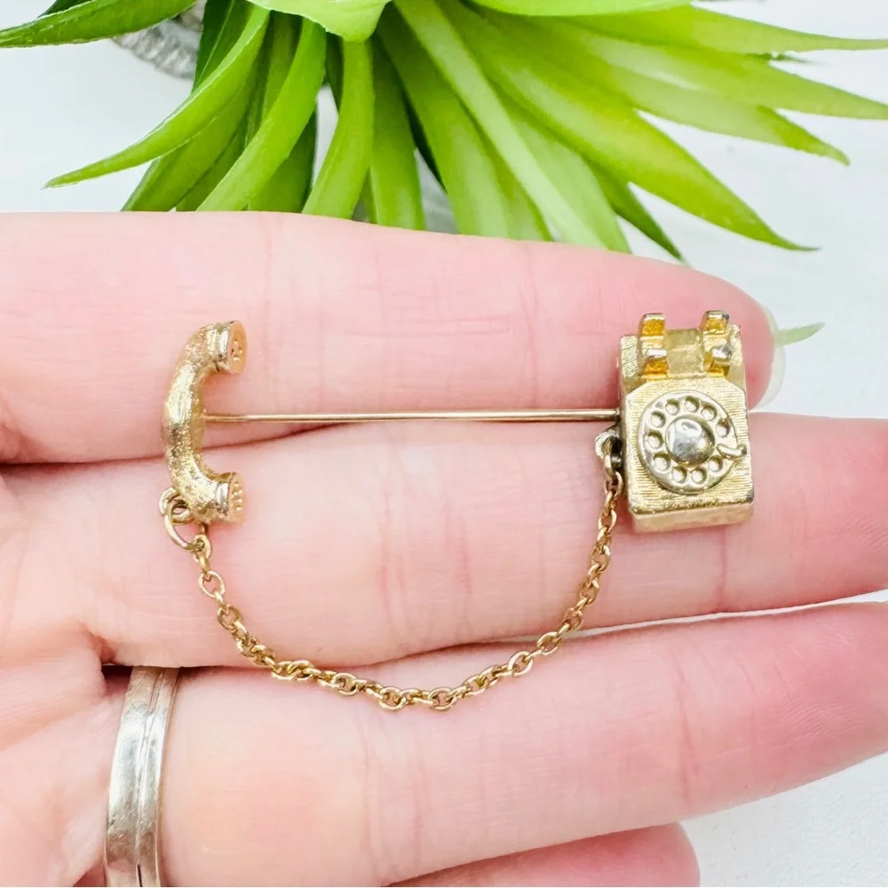 Vintage 70s Avon Rotary Telephone Chatelaine Dangle Cord Gold Tone Brooch